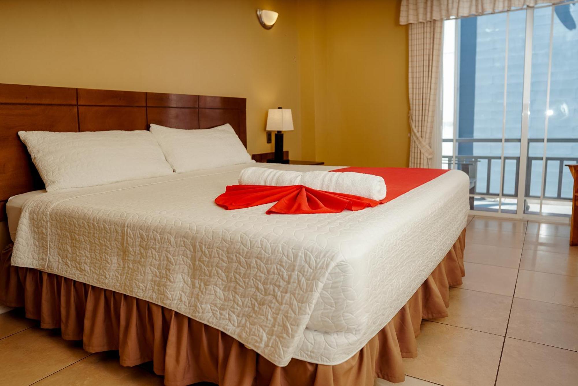 Hotel Casona Del Lago Флорес Екстериор снимка